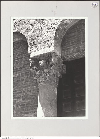 Vorderseite von Bibliotheca Hertziana [https://www.deutsche-digitale-bibliothek.de/content/lizenzen/rv-fz/] San Salvatore Maggiore a CorteHauptfassade - Fassade, Kapitell, bh525141_recto. Foto: Schwarz, Heinrich Mathias.