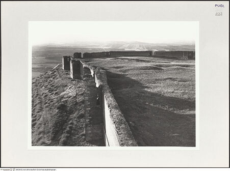 Vorderseite von Bibliotheca Hertziana [https://www.deutsche-digitale-bibliothek.de/content/lizenzen/rv-fz/] Fortezza AngioinaSüdseite - Ansicht von Osten (vom Torre della Leonessa aus?), bh525342_recto. Foto: Schwarz, Heinrich Mathias.