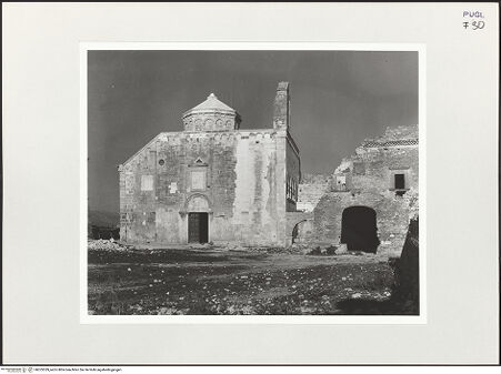 Vorderseite von Bibliotheca Hertziana [https://www.deutsche-digitale-bibliothek.de/content/lizenzen/rv-fz/] San Leonardo di SipontoAußenbauWestfassade - Ansicht von Westen, bh525359_recto. Foto: Schwarz, Heinrich Mathias.