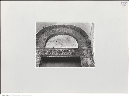 Vorderseite von Bibliotheca Hertziana [https://www.deutsche-digitale-bibliothek.de/content/lizenzen/rv-fz/] Hauptportal - Lünette, bh525382_recto. Foto: Schwarz, Heinrich Mathias.