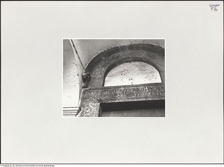 Vorderseite von Bibliotheca Hertziana [https://www.deutsche-digitale-bibliothek.de/content/lizenzen/rv-fz/] Hauptportal - Archivolte und Türsturz, linke Seite, bh525383_recto. Foto: Schwarz, Heinrich Mathias.