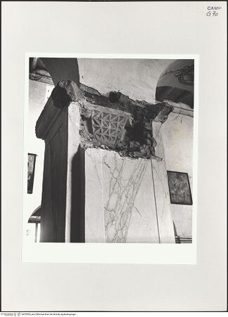 Vorderseite von Bibliotheca Hertziana [https://www.deutsche-digitale-bibliothek.de/content/lizenzen/rv-fz/] San Menna - Rechte Arkade, Detail (vor der Restaurierung), bh525385_recto. Foto: Schwarz, Heinrich Mathias.