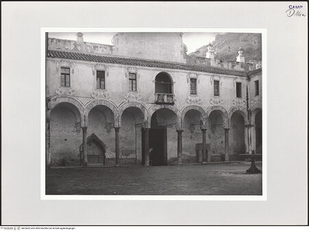 Vorderseite von Bibliotheca Hertziana [https://www.deutsche-digitale-bibliothek.de/content/lizenzen/rv-fz/] Duomo & San Matteo - Innenhof und Westflügel von Südosten, bh525432_recto. Foto: Schwarz, Heinrich Mathias.