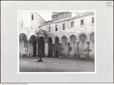 Vorderseite von Bibliotheca Hertziana [https://www.deutsche-digitale-bibliothek.de/content/lizenzen/rv-fz/] Duomo & San Matteo - Innenhof und südostliche Ecke, bh525434_recto. Foto: Schwarz, Heinrich Mathias.