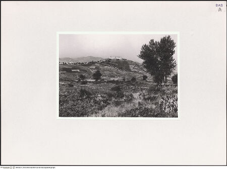 Vorderseite von Bibliotheca Hertziana [https://www.deutsche-digitale-bibliothek.de/content/lizenzen/rv-fz/] Ansicht mit Burg von Osten, bh526241_recto. Foto: Schwarz, Heinrich Mathias.