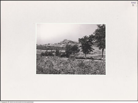 Vorderseite von Bibliotheca Hertziana [https://www.deutsche-digitale-bibliothek.de/content/lizenzen/rv-fz/] Ansicht mit Kastell von Südosten, bh526242_recto. Foto: Schwarz, Heinrich Mathias.