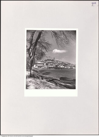 Vorderseite von Bibliotheca Hertziana [https://www.deutsche-digitale-bibliothek.de/content/lizenzen/rv-fz/] Ansicht mit Kastell von Süden, bh526243_recto. Foto: Schwarz, Heinrich Mathias.