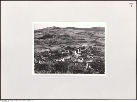 Vorderseite von Bibliotheca Hertziana [https://www.deutsche-digitale-bibliothek.de/content/lizenzen/rv-fz/] Ansicht vom Kastell auf den Ort, bh526244_recto. Foto: Schwarz, Heinrich Mathias.