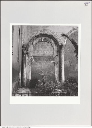 Vorderseite von Bibliotheca Hertziana [https://www.deutsche-digitale-bibliothek.de/content/lizenzen/rv-fz/] Querhausportal - Gesamtansicht, bh526259_recto. Foto: Schwarz, Heinrich Mathias.