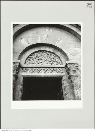 Vorderseite von Bibliotheca Hertziana [https://www.deutsche-digitale-bibliothek.de/content/lizenzen/rv-fz/] Linkes Seitenportal - Detail: Tympanon, Türsturz und Kapitelle, bh526277_recto. Foto: Schwarz, Heinrich Mathias.
