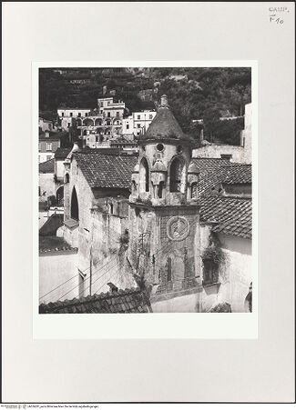 Vorderseite von Bibliotheca Hertziana [https://www.deutsche-digitale-bibliothek.de/content/lizenzen/rv-fz/] Santa Maria Maggiore - Campanile und Fassade (Teilansicht), bh526281_recto. Foto: Schwarz, Heinrich Mathias.