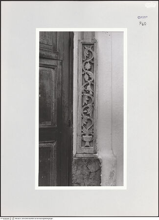 Vorderseite von Bibliotheca Hertziana [https://www.deutsche-digitale-bibliothek.de/content/lizenzen/rv-fz/] Hauptportal - Rechter Türpfosten, bh526297_recto. Foto: Schwarz, Heinrich Mathias.