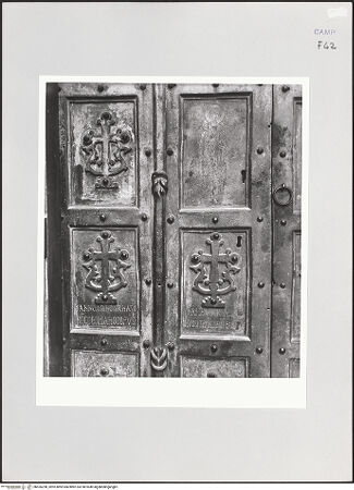 Vorderseite von Bibliotheca Hertziana [https://www.deutsche-digitale-bibliothek.de/content/lizenzen/rv-fz/] Bronzetür - Detail: Heiliger Pantaleon und Inschrift, bh526298_recto. Foto: Schwarz, Heinrich Mathias.