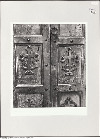 Vorderseite von Bibliotheca Hertziana [https://www.deutsche-digitale-bibliothek.de/content/lizenzen/rv-fz/] Bronzetür - Detail: Inschrift, bh526300_recto. Foto: Schwarz, Heinrich Mathias.