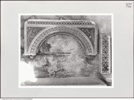 Vorderseite von Bibliotheca Hertziana [https://www.deutsche-digitale-bibliothek.de/content/lizenzen/rv-fz/] Fragmente einer KanzelBogen mit Pfauen - Gesamtansicht, bh526307_recto. Foto: Schwarz, Heinrich Mathias.