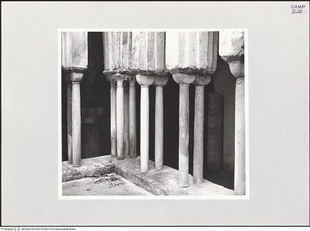 Vorderseite von Bibliotheca Hertziana [https://www.deutsche-digitale-bibliothek.de/content/lizenzen/rv-fz/] DuomoChiostro del Paradiso - Detail: Doppelsäulenpaare, bh526309_recto. Foto: Schwarz, Heinrich Mathias.