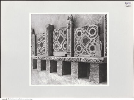 Vorderseite von Bibliotheca Hertziana [https://www.deutsche-digitale-bibliothek.de/content/lizenzen/rv-fz/] Fragmente einer Kanzel - Fragmente in der Chiostro del Paradiso, bh526317_recto. Foto: Schwarz, Heinrich Mathias.