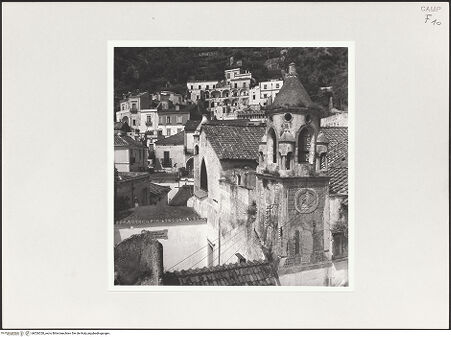 Vorderseite von Bibliotheca Hertziana [https://www.deutsche-digitale-bibliothek.de/content/lizenzen/rv-fz/] Santa Maria Maggiore - Campanile und Fassade (Teilansicht), bh526320_recto. Foto: Schwarz, Heinrich Mathias.