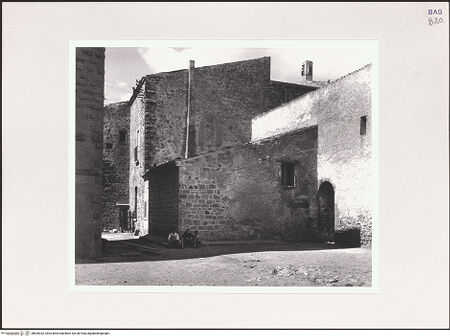 Vorderseite von Bibliotheca Hertziana [https://www.deutsche-digitale-bibliothek.de/content/lizenzen/rv-fz/] Castello di LagopesoleKleiner (südlicher) Hof - Nordwestliche Seite von Südosten, bh526332_recto. Foto: Schwarz, Heinrich Mathias.