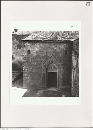 Vorderseite von Bibliotheca Hertziana [https://www.deutsche-digitale-bibliothek.de/content/lizenzen/rv-fz/] Castello di LagopesoleBurgkapelle - Großer (nördlicher) Hof, Fassade der Kapelle von Westen, bh526333_recto. Foto: Schwarz, Heinrich Mathias.