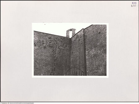 Vorderseite von Bibliotheca Hertziana [https://www.deutsche-digitale-bibliothek.de/content/lizenzen/rv-fz/] Castello di LagopesoleKleiner (südlicher) Hof - Südwestliche Ecke, bh526335_recto. Foto: Schwarz, Heinrich Mathias.