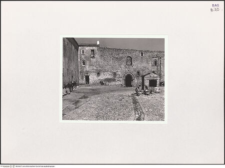 Vorderseite von Bibliotheca Hertziana [https://www.deutsche-digitale-bibliothek.de/content/lizenzen/rv-fz/] Castello di LagopesoleGroßer (nördlicher) Hof - Nordwand von Süden, bh526337_recto. Foto: Schwarz, Heinrich Mathias.