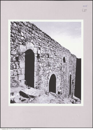 Vorderseite von Bibliotheca Hertziana [https://www.deutsche-digitale-bibliothek.de/content/lizenzen/rv-fz/] Castello di LagopesoleNordflügel - Sog. Kaserne, Nordwand, innere Mauer, bh526338_recto. Foto: Schwarz, Heinrich Mathias.