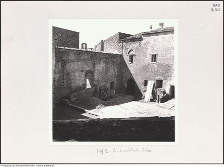 Vorderseite von Bibliotheca Hertziana [https://www.deutsche-digitale-bibliothek.de/content/lizenzen/rv-fz/] Castello di LagopesoleGroßer (nördlicher) Hof - Südwestliche Ecke, bh526339_recto. Foto: Schwarz, Heinrich Mathias.