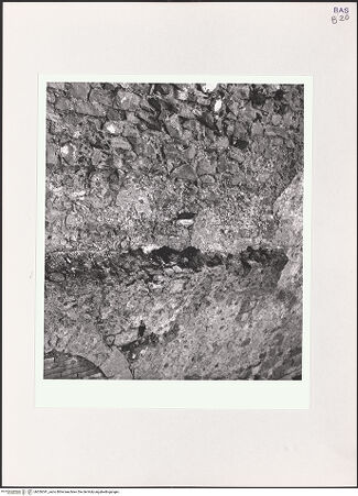 Vorderseite von Bibliotheca Hertziana [https://www.deutsche-digitale-bibliothek.de/content/lizenzen/rv-fz/] Castello di LagopesoleKleiner (südlicher) Hof - Südwand, östliche Fassadenhälfte, Detail, bh526341_recto. Foto: Schwarz, Heinrich Mathias.