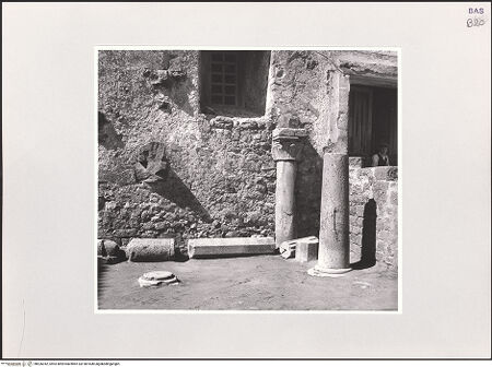 Vorderseite von Bibliotheca Hertziana [https://www.deutsche-digitale-bibliothek.de/content/lizenzen/rv-fz/] Castello di LagopesoleGroßer (nördlicher) Hof - Westwand, Detail neben dem Haupteingang, bh526342_recto. Foto: Schwarz, Heinrich Mathias.