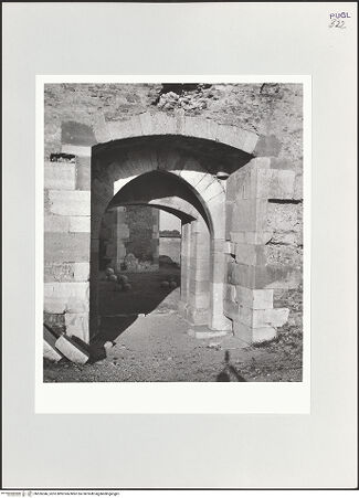 Vorderseite von Bibliotheca Hertziana [https://www.deutsche-digitale-bibliothek.de/content/lizenzen/rv-fz/] Fortezza AngioinaInnenhof - Innenseite des Hauptportals, bh526346_recto. Foto: Schwarz, Heinrich Mathias.