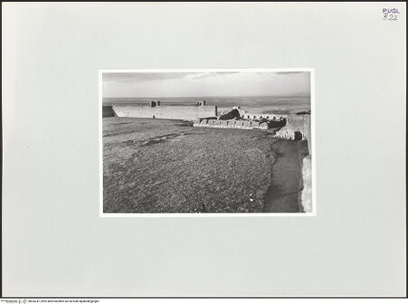 Vorderseite von Bibliotheca Hertziana [https://www.deutsche-digitale-bibliothek.de/content/lizenzen/rv-fz/] Fortezza AngioinaInnenhof - Östlicher Teil von Süden; im Hintergrund: Palast Friedrichs II., bh526347_recto. Foto: Schwarz, Heinrich Mathias.