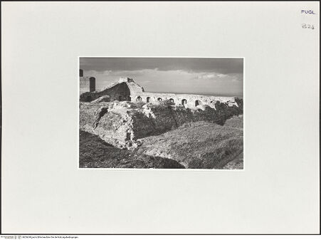 Vorderseite von Bibliotheca Hertziana [https://www.deutsche-digitale-bibliothek.de/content/lizenzen/rv-fz/] Fortezza AngioinaPalast Friedrichs II. - Ansicht von Süden, bh526349_recto. Foto: Schwarz, Heinrich Mathias.