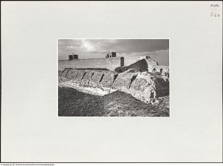 Vorderseite von Bibliotheca Hertziana [https://www.deutsche-digitale-bibliothek.de/content/lizenzen/rv-fz/] Fortezza AngioinaPalast Friedrichs II. - Ansicht von Süden, bh526350_recto. Foto: Schwarz, Heinrich Mathias.