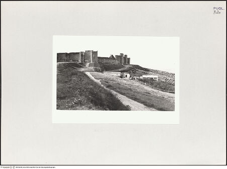 Vorderseite von Bibliotheca Hertziana [https://www.deutsche-digitale-bibliothek.de/content/lizenzen/rv-fz/] Fortezza AngioinaOstseite - Nordöstliche Ecke von Osten; Torre del Leone, bh526360_recto. Foto: Schwarz, Heinrich Mathias.