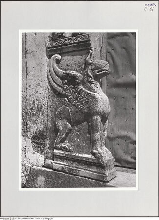 Vorderseite von Bibliotheca Hertziana [https://www.deutsche-digitale-bibliothek.de/content/lizenzen/rv-fz/] Hauptportal - Greif links, bh526404_recto. Foto: Schwarz, Heinrich Mathias.