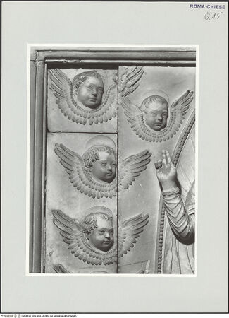 Vorderseite von Vasari [https://rightsstatements.org/page/CNE/1.0/] Grabmal des Kardinals Antoniotto Pallavicini (+1507)Bekrönungsrelief: Gottvater in der Mandorla, umgeben von Cherubim - , bh526693_recto. Foto.