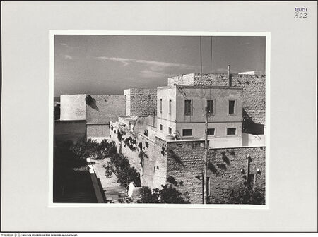 Vorderseite von Bibliotheca Hertziana [https://www.deutsche-digitale-bibliothek.de/content/lizenzen/rv-fz/] CastelloSüdöstlicher Turm - Ansicht von Südosten, bh527460_recto. Foto: Schwarz, Heinrich Mathias.