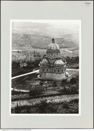 Vorderseite von Bibliotheca Hertziana [https://www.deutsche-digitale-bibliothek.de/content/lizenzen/rv-fz/] Santa Maria della Consolazione - Ansicht von Nordosten, bh527479_recto. Foto: Schwarz, Heinrich Mathias.