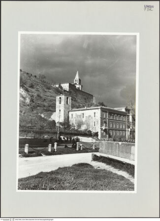 Vorderseite von Bibliotheca Hertziana [https://www.deutsche-digitale-bibliothek.de/content/lizenzen/rv-fz/] San Fortunato - Ansicht der Anlage vom Fuß eines Hügels aus, im Hintergrund die Spitze des Campanile und die Teilansicht der Apsis, bh527483_recto. Foto: Schwarz, Heinrich Mathias.