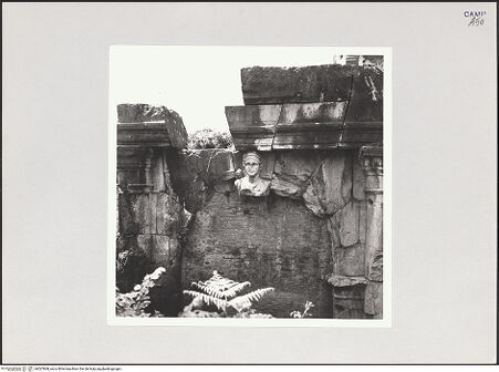 Vorderseite von Bibliotheca Hertziana [https://www.deutsche-digitale-bibliothek.de/content/lizenzen/rv-fz/] Anfiteatro Campano - Äußeres, Detail, bh527808_recto. Foto: Schwarz, Heinrich Mathias.