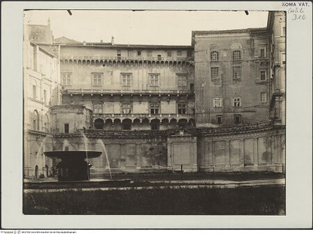 Vorderseite von Bibliotheca Hertziana [https://www.deutsche-digitale-bibliothek.de/content/lizenzen/rv-fz/] Palazzi VaticaniCortile del Belvedere - Südflügel mit Torre Borgia, dem Appartamento Borgia und den Stanzen Raffaels, bh527982_recto. Foto: Lindner, Paul.