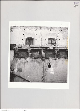 Vorderseite von Bibliotheca Hertziana [https://www.deutsche-digitale-bibliothek.de/content/lizenzen/rv-fz/] Duomo - Detail: Säulen des Augustustempels, bh528570_recto. Foto: Schwarz, Heinrich Mathias.