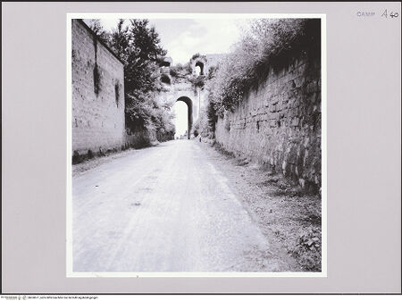 Vorderseite von Bibliotheca Hertziana [https://www.deutsche-digitale-bibliothek.de/content/lizenzen/rv-fz/] Arco Felice - Ansicht von Osten, bh528571_recto. Foto: Schwarz, Heinrich Mathias.