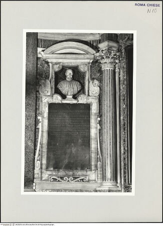 Vorderseite von Sopr. BAS ROMA [https://www.deutsche-digitale-bibliothek.de/content/lizenzen/rv-ez/] Grabmal des Lambertus Ursinus de Vivariis, gest. 1619 - , bh529206_recto. Foto.