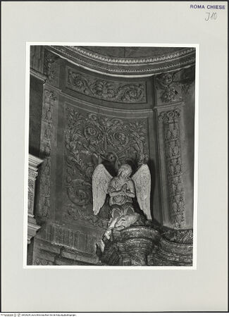 Vorderseite von Sopr. BAS ROMA [https://www.deutsche-digitale-bibliothek.de/content/lizenzen/rv-ez/] Pietà - AltarEngel der Bekrönung - Detail der Bekrönung, linker Engel, bh529209_recto. Foto.