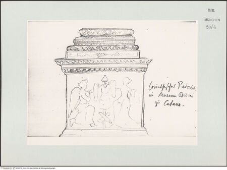 Vorderseite von Bibliotheca Hertziana [https://www.deutsche-digitale-bibliothek.de/content/lizenzen/rv-ez/] Skizzenbuch Capri, SizilienCatania, Sockel mit Relief im Museo Biscari - links, bh530198_recto. Foto.