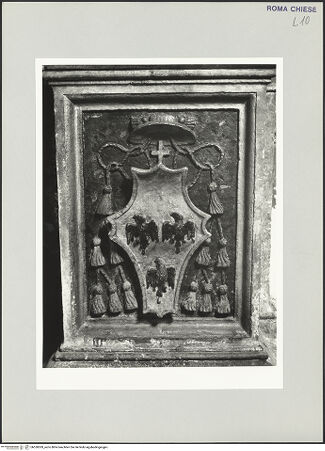Vorderseite von Sopr. BAS ROMA [https://www.deutsche-digitale-bibliothek.de/content/lizenzen/rv-ez/] Altaraufbau - Wappen von Kardinal Enckenvoirt auf dem Piedistal, bh530309_recto. Foto.