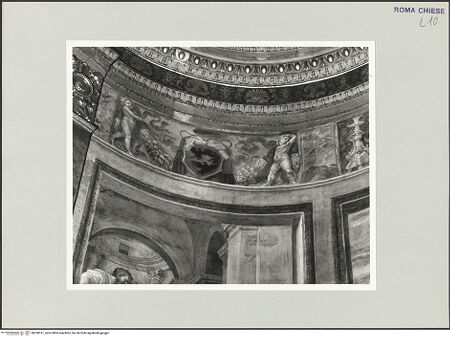 Vorderseite von Sopr. BAS ROMA [https://www.deutsche-digitale-bibliothek.de/content/lizenzen/rv-ez/] KapellenausmalungIllusionistischer Fries mit Wappen von Kardinal Enckenvoirt und Putten - , bh530311_recto. Foto.