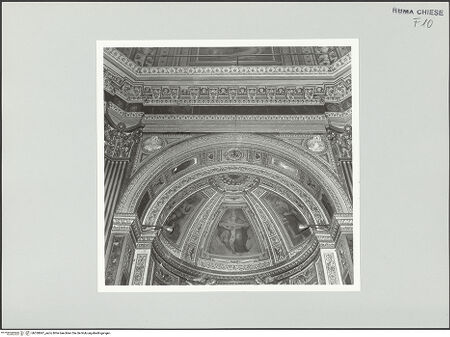 Vorderseite von Sopr. BAS ROMA [https://rightsstatements.org/page/CNE/1.0/] Kapellenausstattung - Kapelleneingangsbogen und Kalotte, bh530847_recto. Foto.